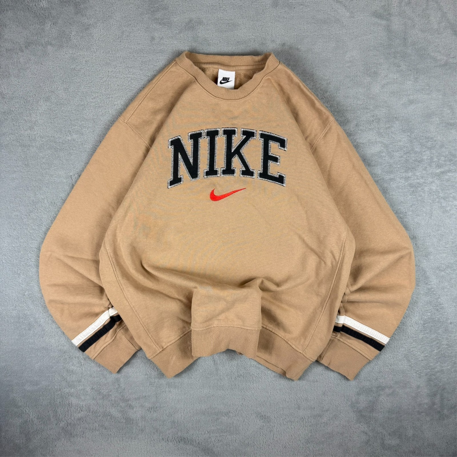 Vintage Nike Y2K Beige Tan Spellout Swoosh Collegiate Size Medium Sweatshirt
