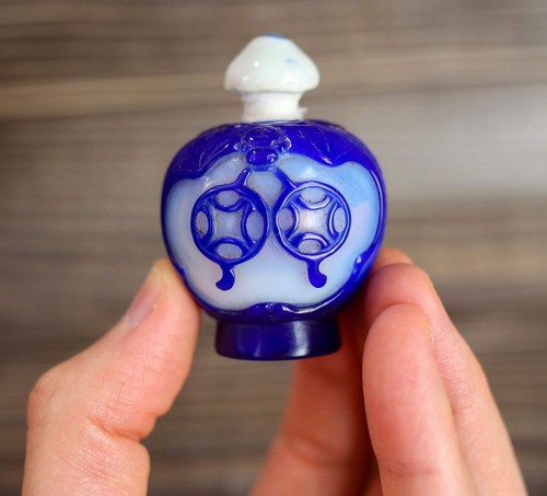Vintage Chinese White and Blue Overlay Glass Snuff Bottle - Picture 3 of 10