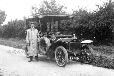 azb-29 Oldtimer Motorwagen mit Chauffeurantrieb, unbekanntes Modell, London. Foto