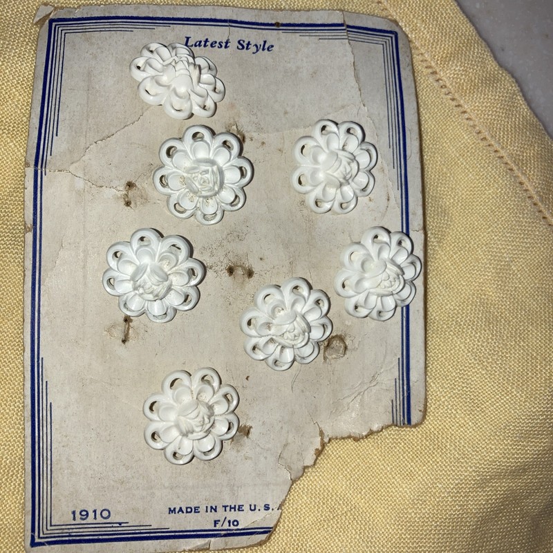 Set Of 7 Bakelite Buttons/USA 1910/1.5cms Each/Floral Design/ Never Used/white