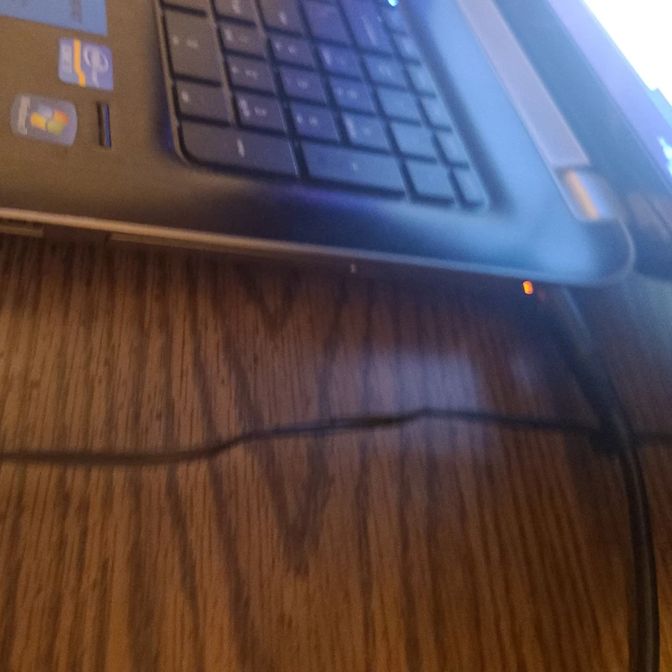 HP Pavilion DV7 15-inch, AMD, 8GB with power cord "battery problems" - Image 4 of 4