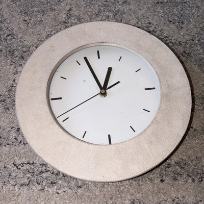 Minimalistische beige Wildleder Wanduhr (30 cm)