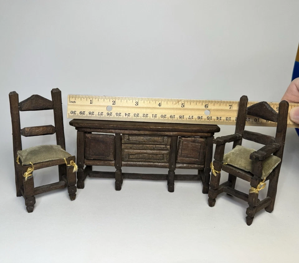 卓越老式微型娃娃屋雕刻木桌椅餐具柜乡村小屋 — 第 4/4 张图片