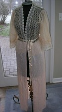  UU VINTAGE ELEGANT 1930-50's LINGERIE PEIGNOIR LONG PEACH NYLON ROBE w/ LACE M