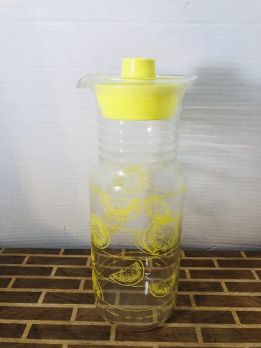 Vintage Pyrex 1.5 Qt. Glass Juice Pitcher Yellow Lemons Ribbed Neck