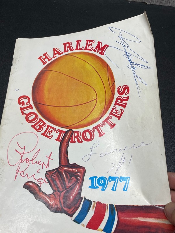 Harlem Globetrotters World Tour Program Autographed by 3 players Vintage 1977 