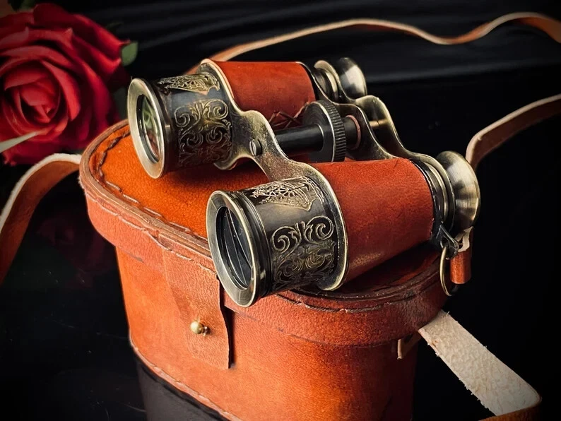 Binoculares antiguos de latón con envoltura de cuero rojo vintage y caja de cuero. Foto 2 de 4
