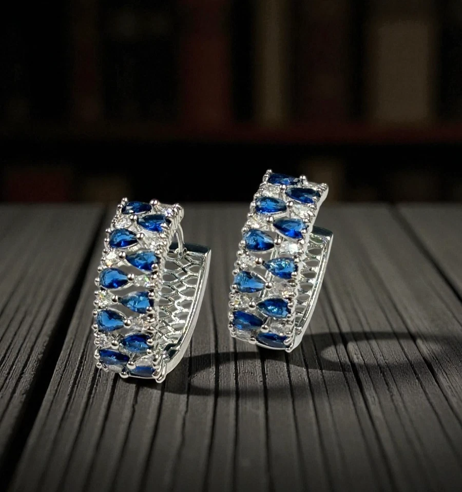 Orecchini Cerchi in Ottone con Zirconi Luminosi  Eleganti - Immagine 3 di 4