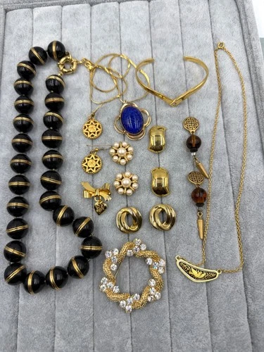 Lot Of Vintage Gold Tone Jewelry Necklace Bracelet Estate Lot