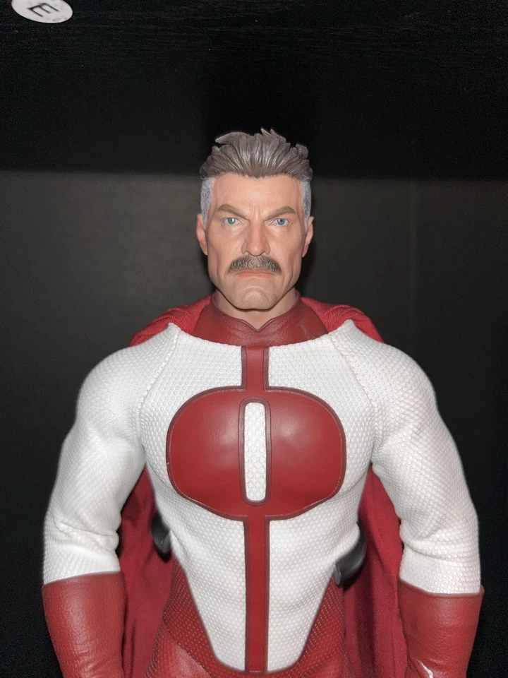 Figura de acción Invincible Series Omni-Man Deluxe multicolor, héroe omnipotente. Foto 3 de 4