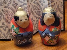 Japanische Vintage Ton Kokeshi-Puppenpaar vor Paravent
