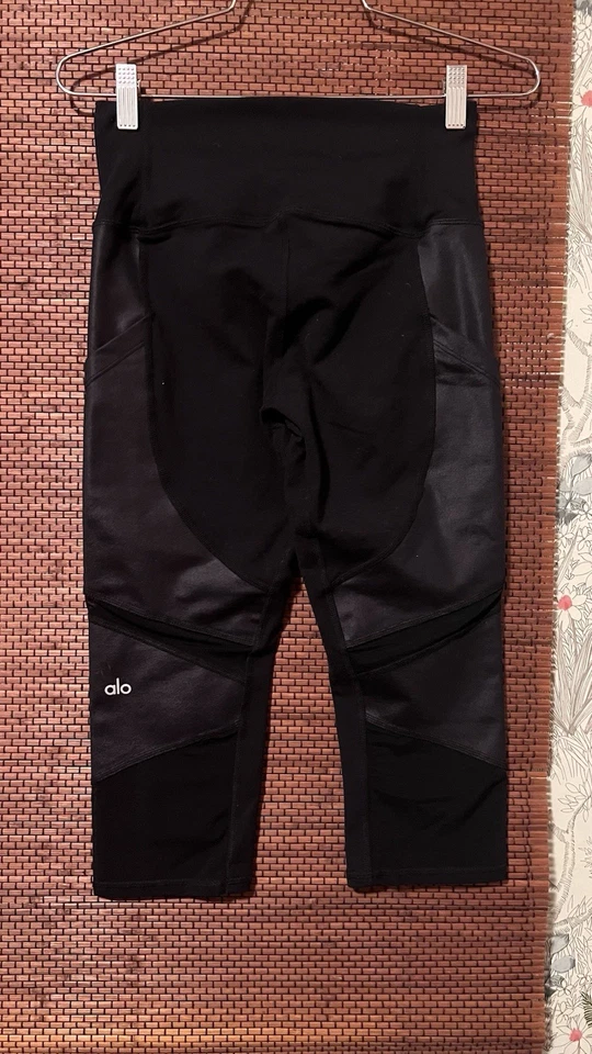 Alo Yoga Leggings Capris Women's Black Pull On Compression Nylon Blend - Image 2 of 4