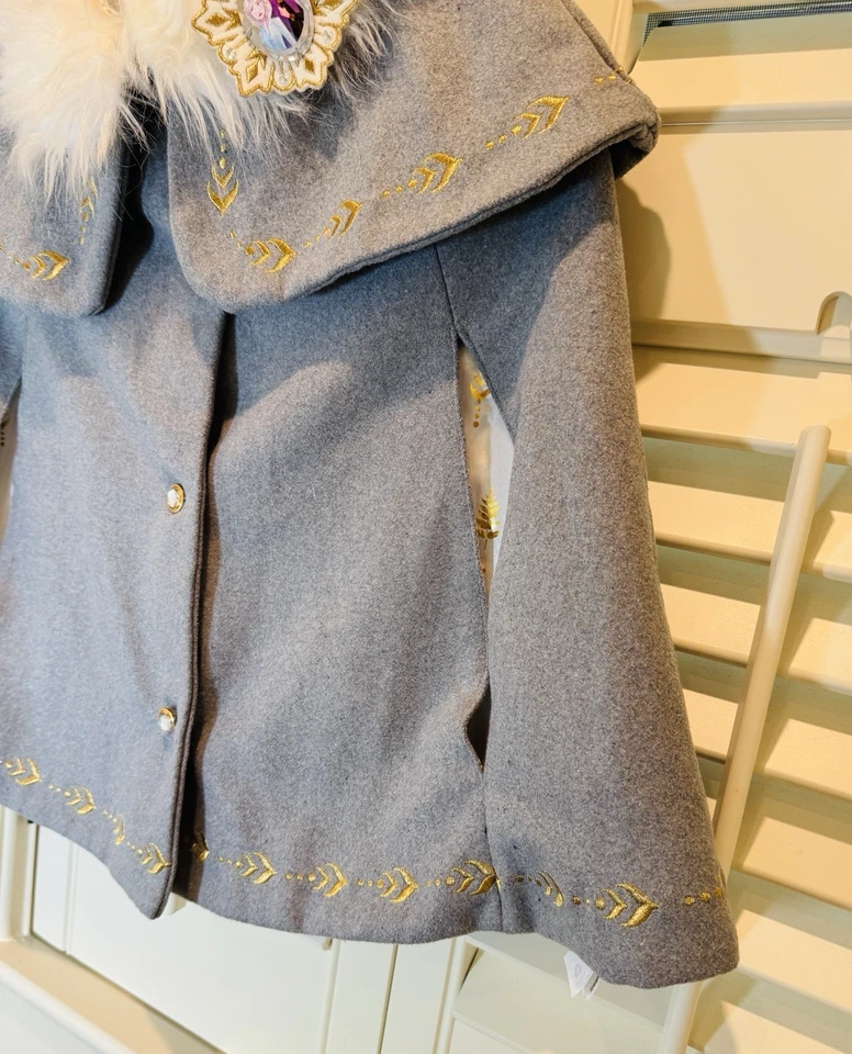 Capa Disney Frozen II Gris Elsa Anna con Cuello de Piel Sintética para Niñas Talla 7/8 Foto 3 de 4