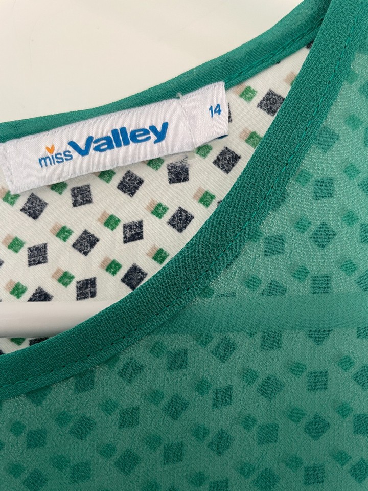 VALLEY GIRL GREEN GEOMETRIC PATTERNED STUNNING TOP SIZE 14 eBay