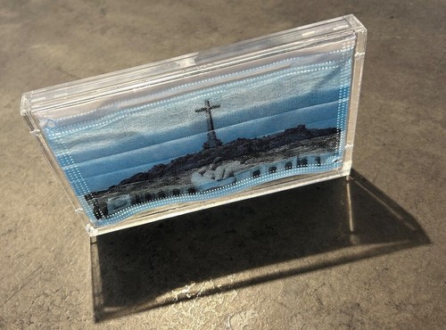 AI WEIWEI – Middle Finger Valley (2020) – Screenprinted Face Mask – COA - Foto 6 di 12