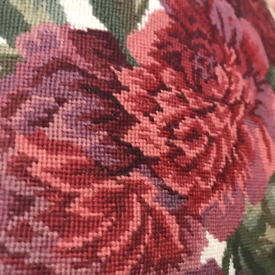 Almohada punta de aguja | Cesta de peonía 16x18 pequeño punto cojín cordón borlas LOIE Foto 4 de 4