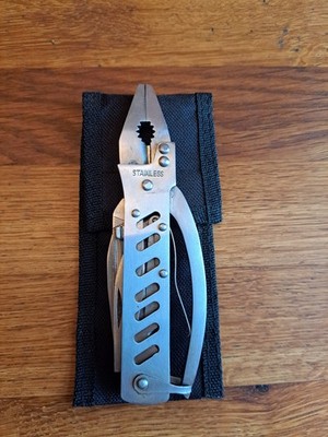 Multitool von Stainless mit 5 Tools und Gürteltäschen