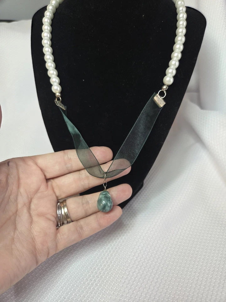 Perlas de imitación con colgante de lágrima de ágata musgo en cinta verde 18" Foto 2 de 4