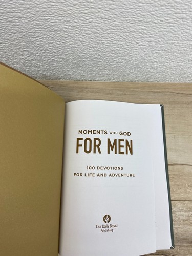 2022 Moments With God For Men 100 Devotions For Life & Adventure Paperback Book - Imagen 3 de 6