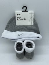 NEW 2 PIECE SET NIKE NEW BORN 0-6 MONTHS HAT / BOOTIES COTTON BLEND
