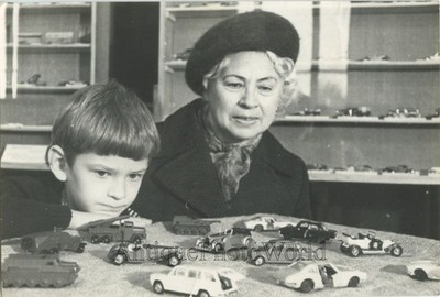 Großmutter mit Junge und Spielzeug Modellautos Vintage Sowjet Foto