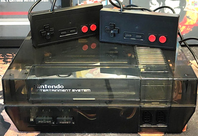 Nintendo NES Konsole Transparent Smoke Schwarz Region Free + zwei NES Controller