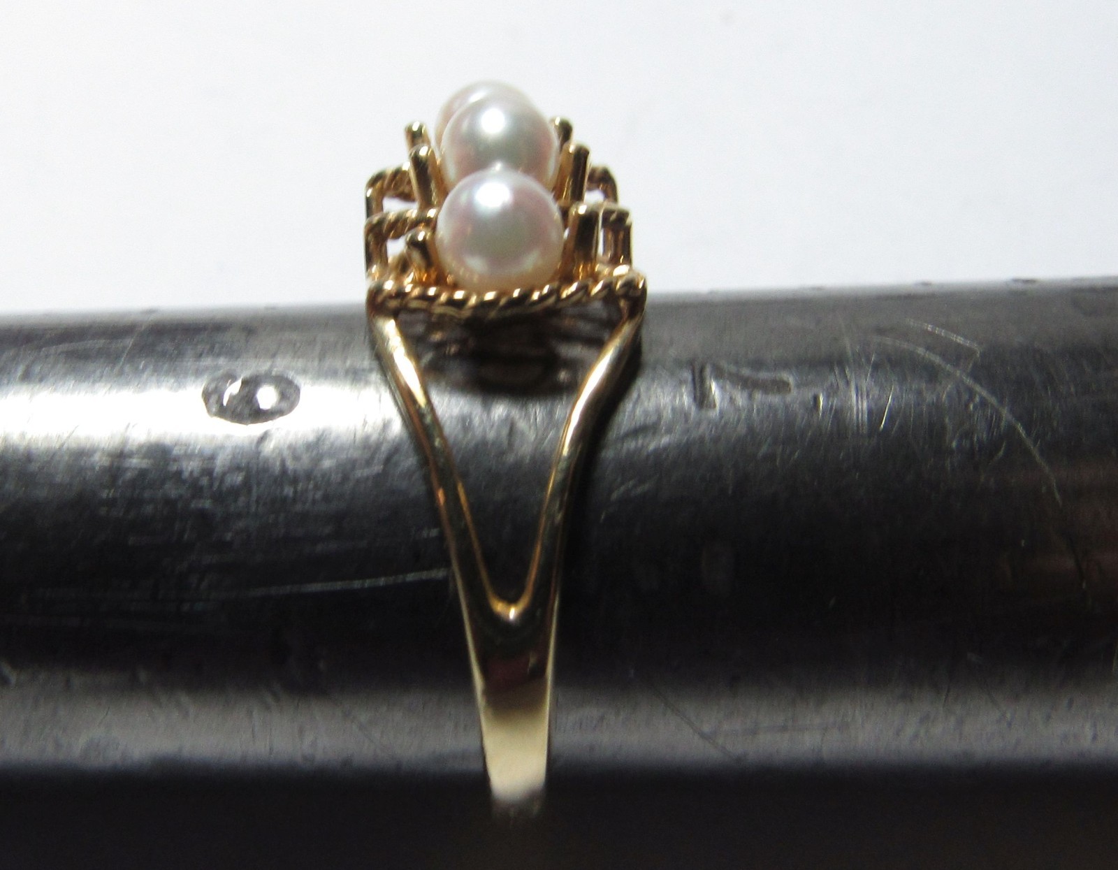 SOLID 10K GOLD RING WITH FIVE ROUND CULTURED PEAR… - image 3