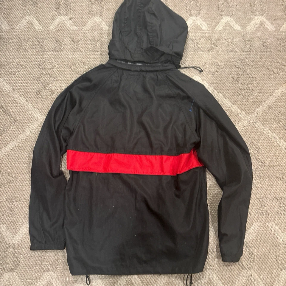Chaqueta cortavientos negra para hombre Undeafeted negra y roja talla XL cremallera con capucha Foto 3 de 3