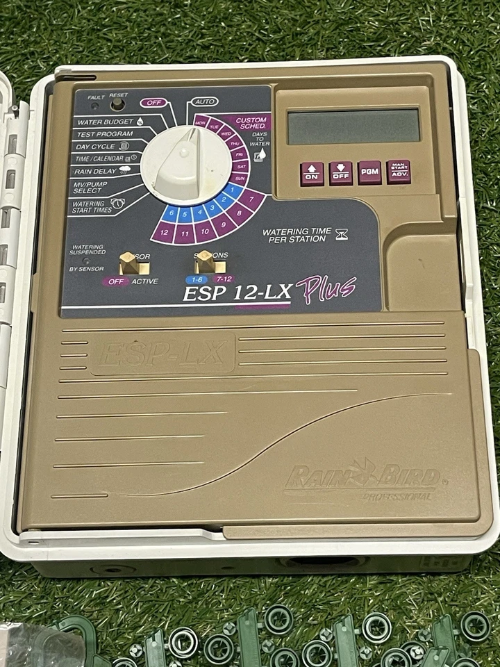 Controlador de sistema de rociadores Rain Bird ESP 12-LX Plus con guía de programación y llaves Foto 2 de 4