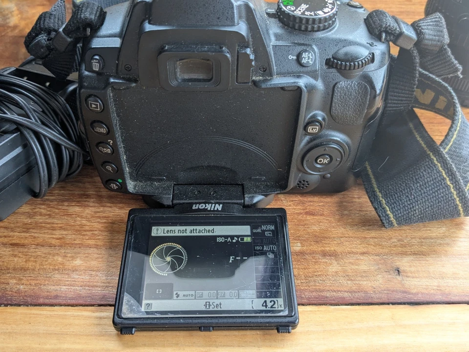 Nikon D5000 DSLR Camera w/18-55mm lens Good Condition - image 4 of 4