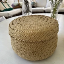Round Woven Straw Lidded Basket/Storage Boho Rustic Farmhouse Decor