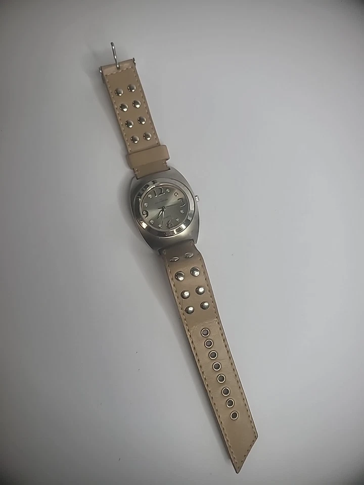 Reloj Pulsera Vintage No Boundaries Mujer Tono Plateado Marrón Correa Tachonada Foto 3 de 4