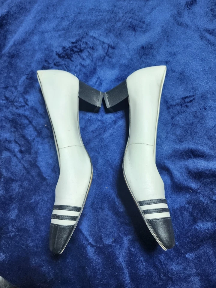 Zapatos de tacón Auditions blancos con puntera negra talla 10 SS tacón bajo extra estrecho Foto 2 de 4