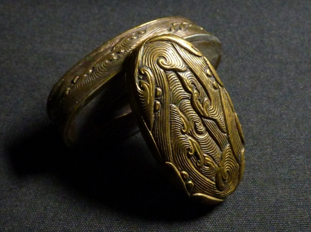 Fuchi Kashira Whitecaps Waves Fine Carving Japanese Sword Fitting Edo Antique