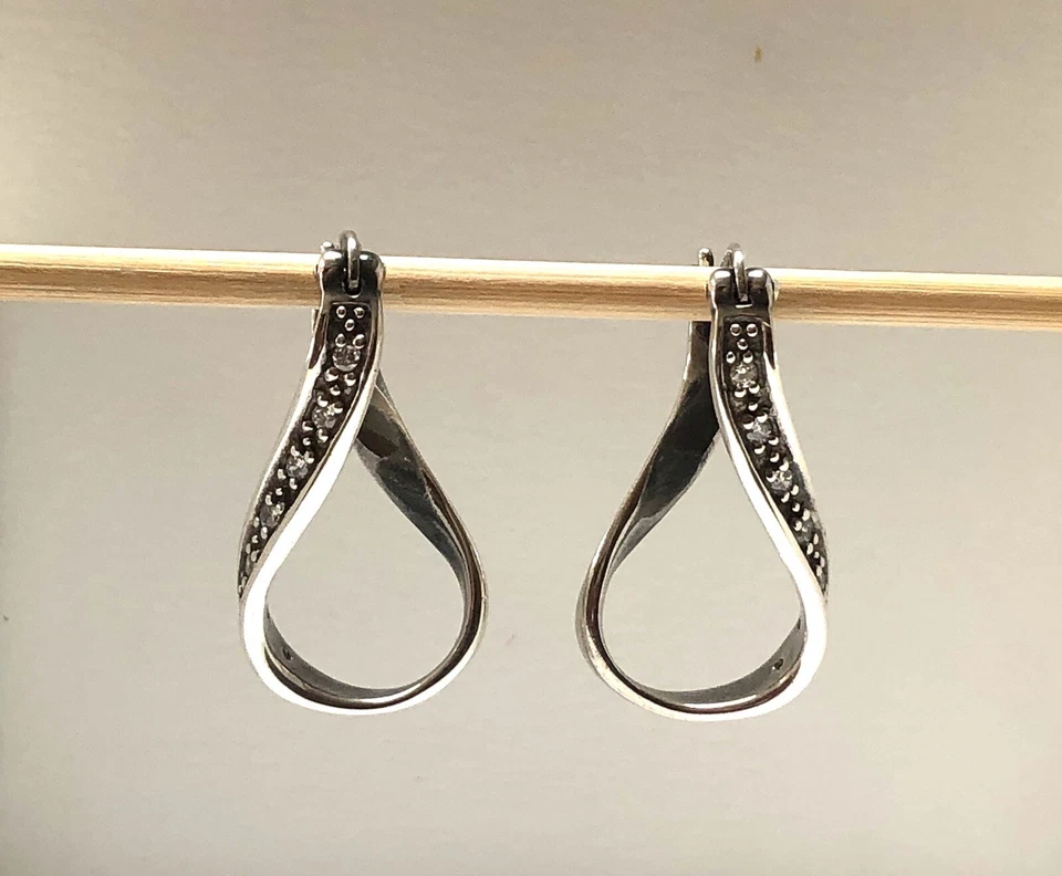 Brincos de argola torcida de prata esterlina pétalas rosa Infinity CZ da CHAMILIA APOSENTADO - Imagem 3 de 4