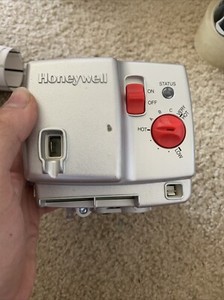 HONEYWELL WV4462A1073 WATER HEATER GAS VALVE Untested See Pics
