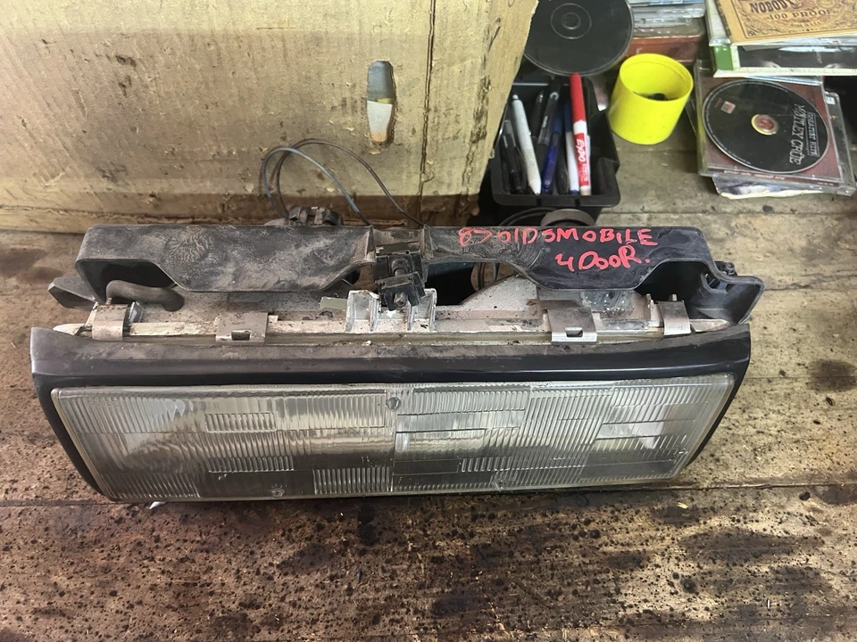 1987-1990 OLDSMOBILE 98/NOVENTA Y OCHO MONTAJE DE FAROS LADO DEL CONDUCTOR L/S OEM Foto 3 de 4