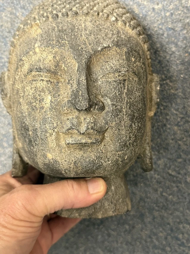 Cabeza de Buda china de piedra caliza del siglo XIX tallada en estilo del siglo VI Foto 2 de 4