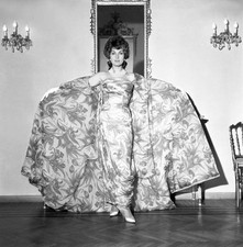Silvana Pampanini trying on a dress by Valentino Rome 1956 OLD PHOTO 6
