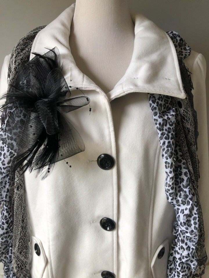 MAGGIE BARNES Ladies White Coat Sz OX (1416) Fancy Scarff Buttons