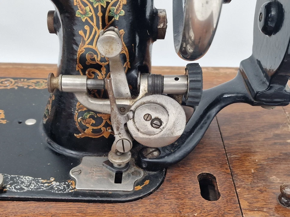 Vintage The Avenue, Manual Sewing Machine with Wooden Travel Case - Image 4 of 4