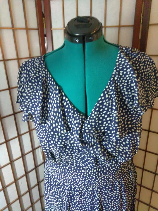 VESTIDO ADRIANNA PAPELL AZUL COM BOLINHAS BRANCAS GOLA FRANZIDA TAMANHO FEMININO 14W - Imagem 4 de 4