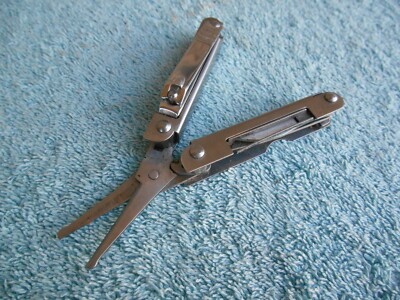 VINTAGE STAINLESS SMALL MULTI TOOL SCISSORS & NAIL CLIPPERS 4-1/4'' LONG OPENED.