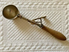 ANTIQUE GILCHRIST'S NO. 31 ICE CREAM SCOOP 11" PLATED BRASS WOOD HANDLE 2" SCOOP