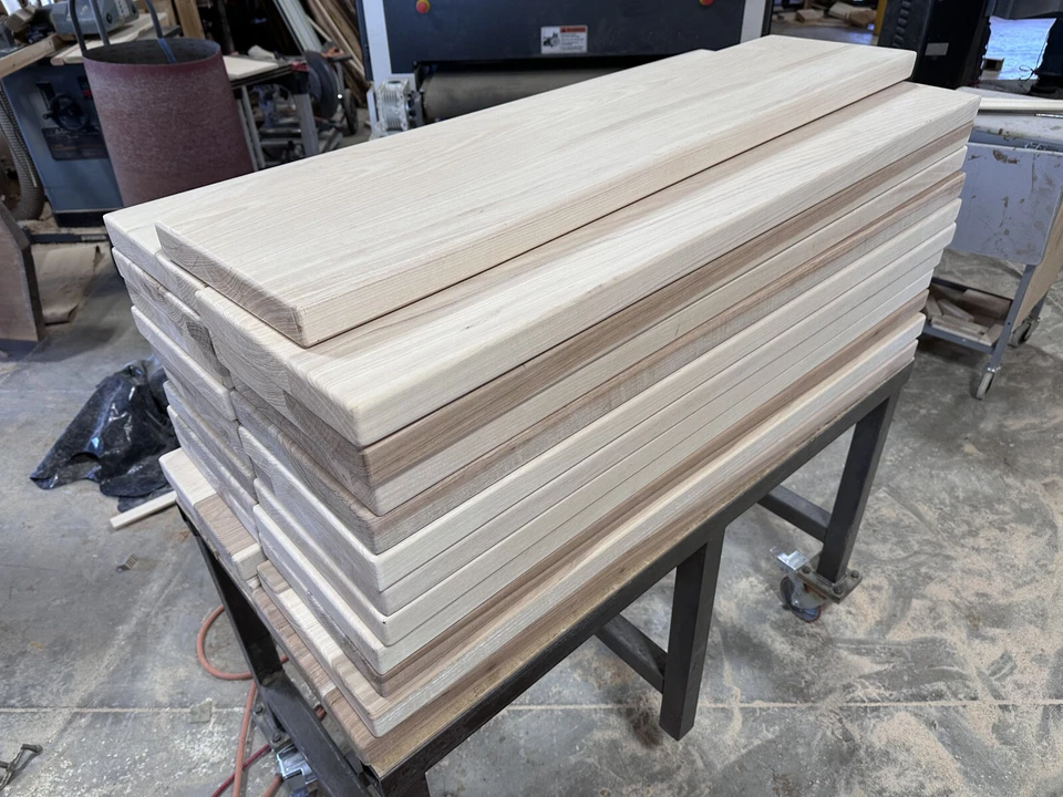 Banda de rodadura de escalera de nogal americano 1,75 pulgadas x 11-1/4 pulg. Borde de madera maciza pegado 8/4 x 48 pulgadas Foto 2 de 4