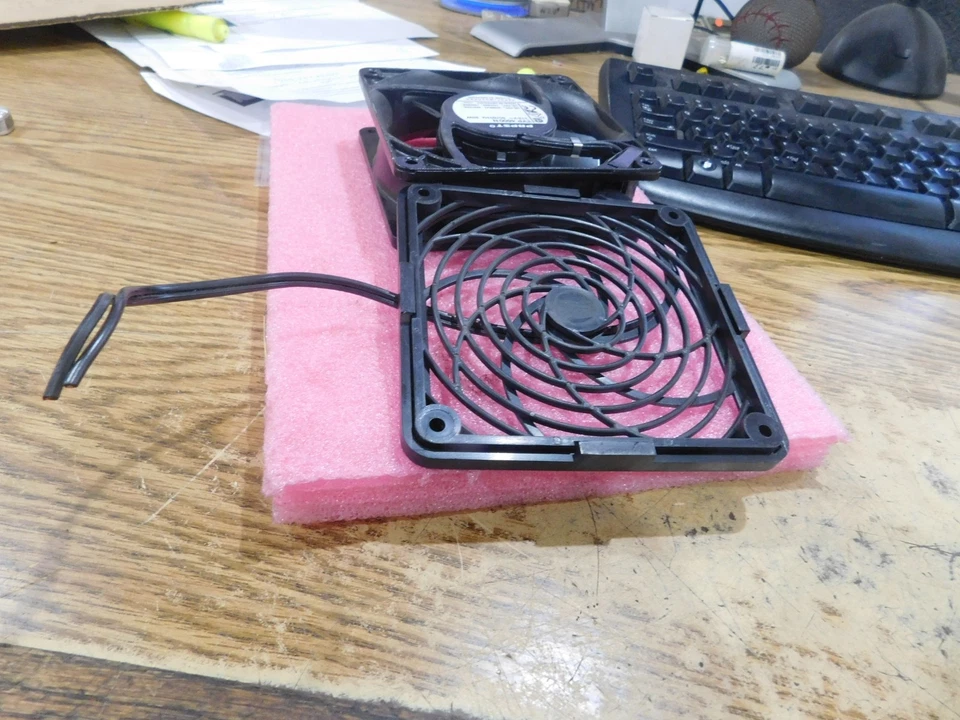 Pope- Motores: 4600N ventilador com plugue.  115V, 20W.  Tampa de grelha de plástico.  Sem parafusos - Imagem 3 de 3