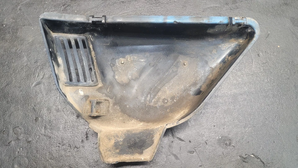 Suzuki GT185 1973 cubiertas laterales Foto 3 de 4