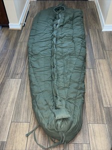 U.S Military Army Extreme Cold Weather Sleeping Bag Poly/Down 8465-01-033-8057