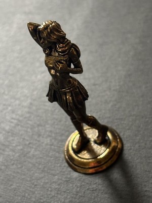 Sinnliche Frau aus Messing | Weibliche Eleganz | Kunstvoll | Anmutige Pose