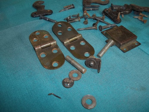 B5 VINTAGE TREADLE NÄHSCHRANK SCHARNIERE, SCHNÄPPER UND SCHRAUBEN - Bild 2 von 4